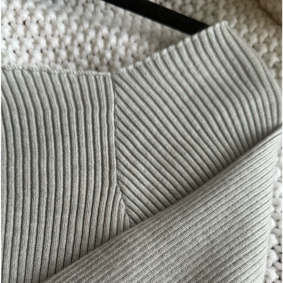 NWOT-Shein Feather Top - Picture 6 of 6